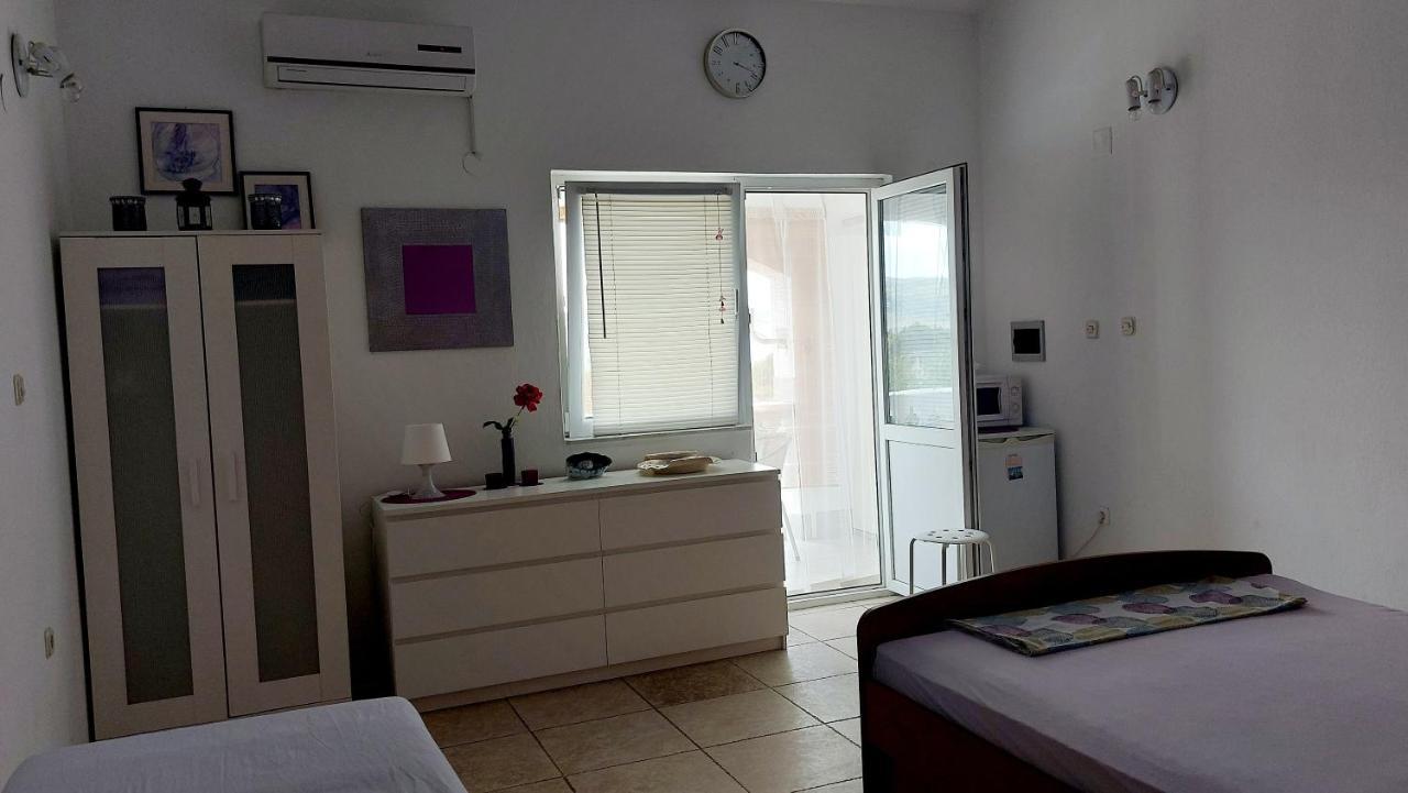 Arts Room Jasmina With Sea View Bikers And Pets Are Welcome Starigrad Paklenica Exterior photo
